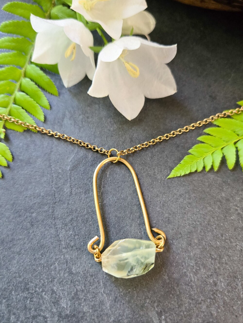 NWT Artisan-Made Large Prehnite Crystal Curly Brass Pendant Necklace